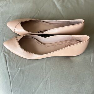 Never Worn: Tory Burch Neutral Pointed Toe Flats with Gold Heel Size 8
